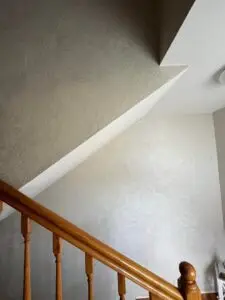 remont klatki schodowej w Gdyni przy użyciu tynku dekorcyjnego Jeger Onyx