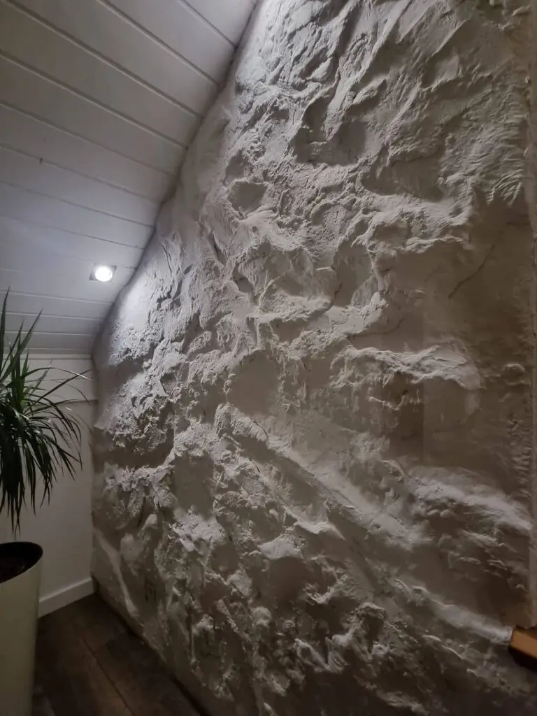 wykonany tynk dekoracyjny przy wykonczaniu wnetrz . tynk imitujący skałe 3d styl loft Kartuzy