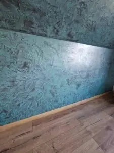 Ściana wykończona tynkiem dekoracyjnym Jeger z metalizowanym efektem – nowoczesne wykończenie wnętrza, realizacja firmy remontowej w Kartuzach